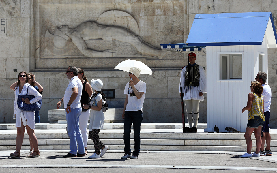 μείωση-τουριστικών-εσόδων-58-το-πρώτο-ε-2147233