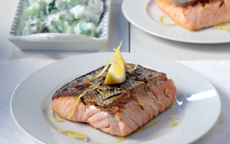 ψητός-σολομός-και-αγγουροσαλάτα-2145410