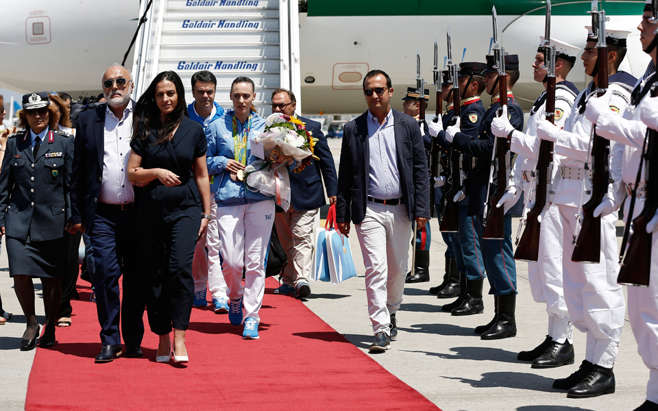 χρυσό-αλαλούμ-στις-υποδοχές-2148201