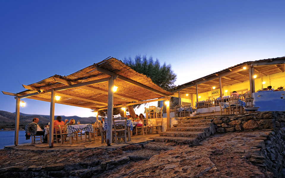 οι-καλύτερες-παραθαλάσσιες-ταβέρνες-2147730