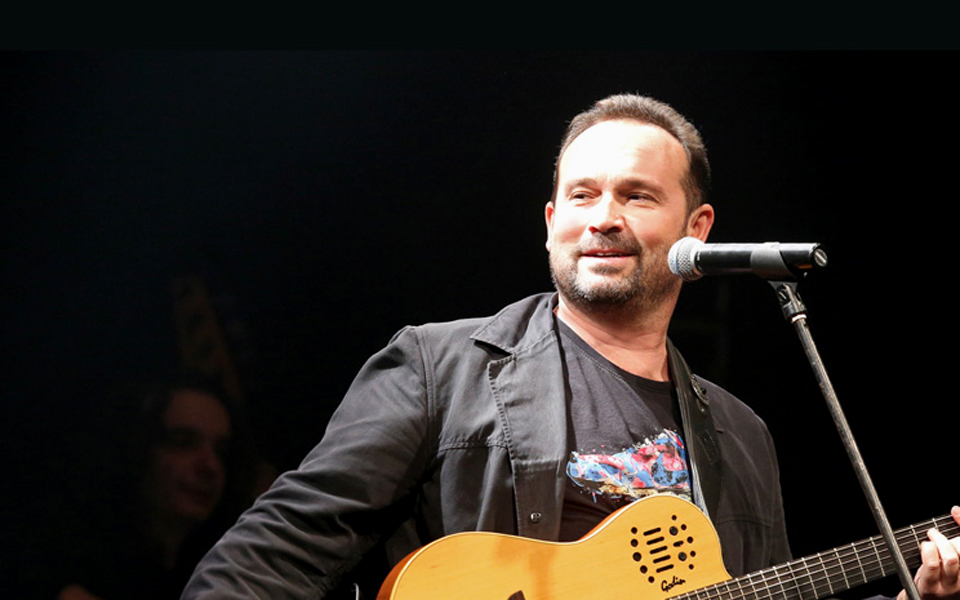 ο-κώστας-μακεδόνας-στην-παραλία-αγ-νικ-2145371