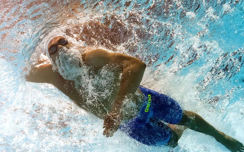 μακριά-από-τους-χρόνους-τους-οι-κολυμβ-2145869