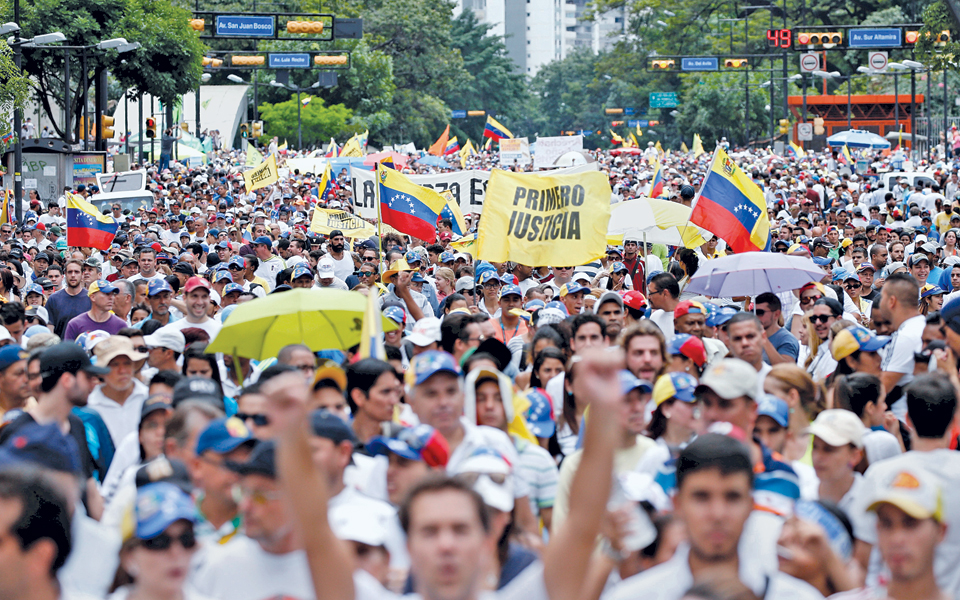 μαζική-διαδήλωση-της-αντιπολίτευσης-2148845
