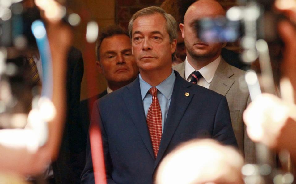 ο-φάρατζ-παρέδωσε-την-αρχηγία-του-ukip-στη-2151224