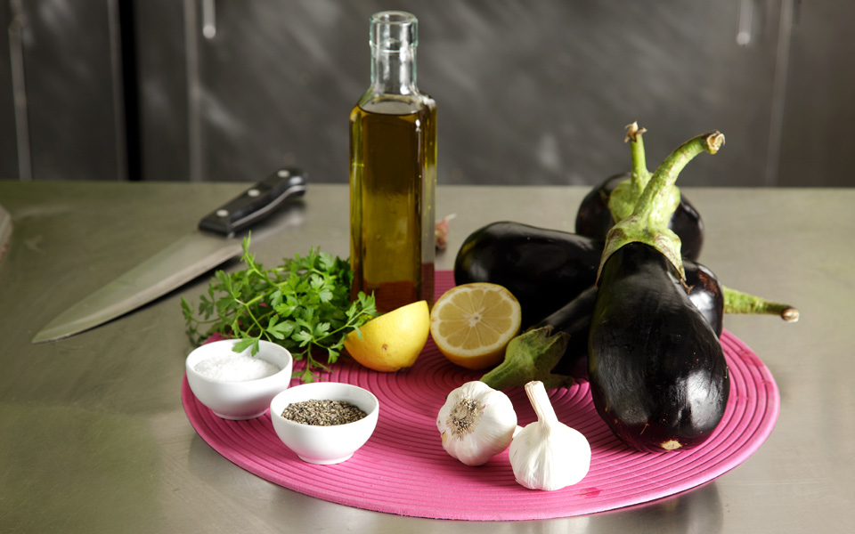 μελιτζάνες-πριν-από-το-μαγείρεμα-2148750