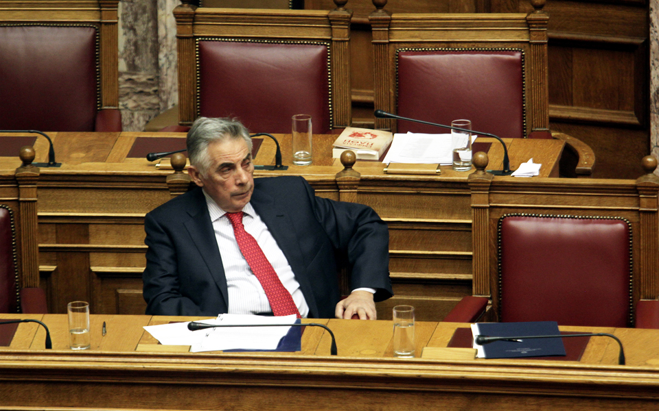 σάλος-με-πελεγρίνη-για-ολοκαύτωμα-2151623