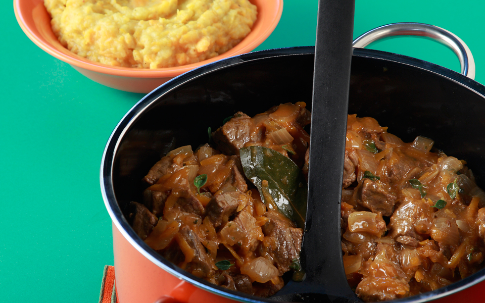 μοσχάρι-κατσαρολάτο-με-πουρέ-καρότου-2150886