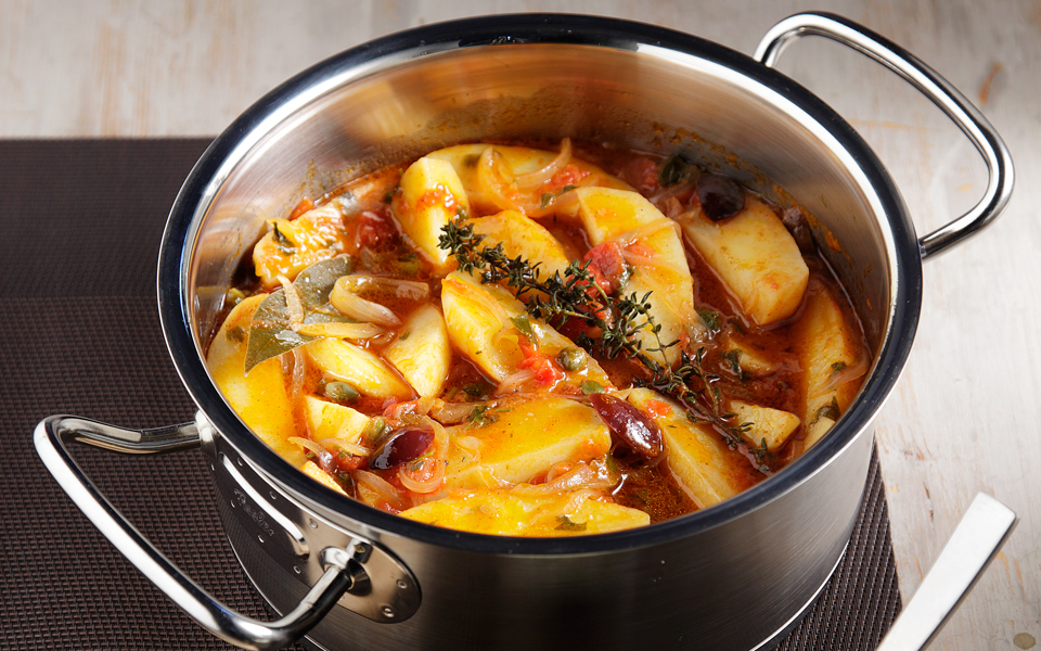 πατάτες-κοκκινιστές-με-ελιές-κάππαρη-2151633