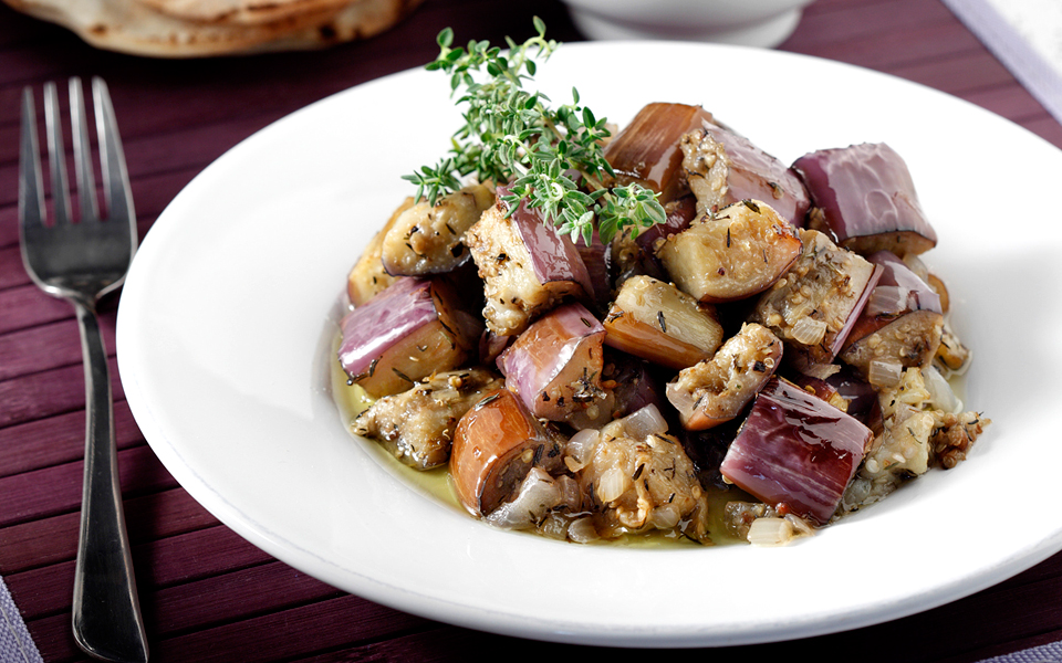 μελιτζάνες-λαδερές-με-θυμάρι-και-ντομ-2151077