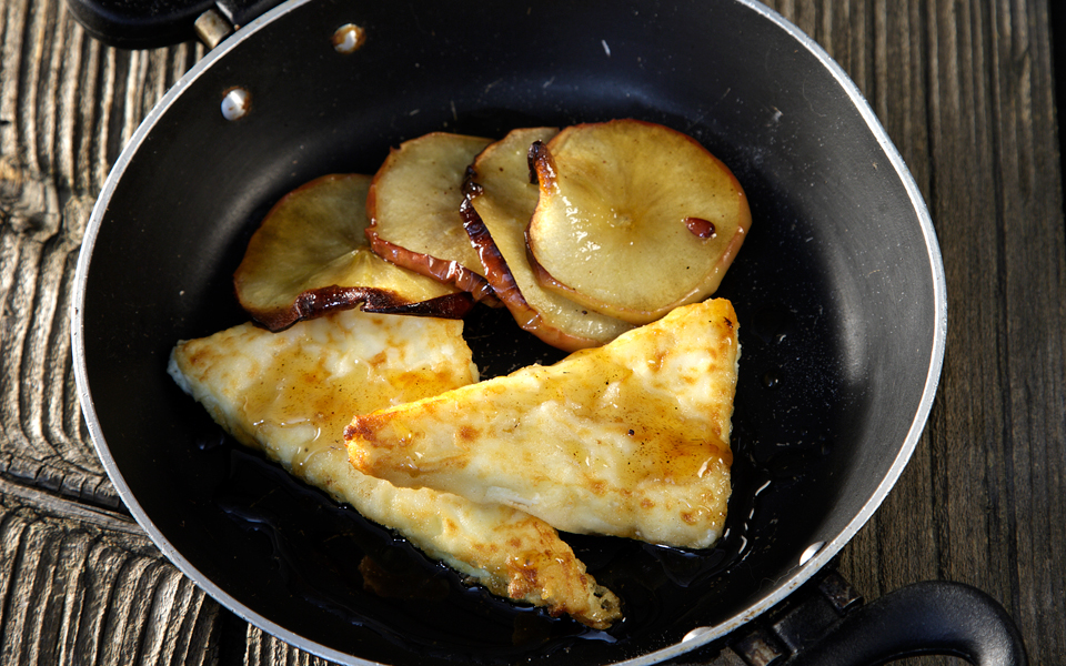 φέτα-σαγανάκι-με-ψητά-μήλα-και-γλυκόξι-2149221