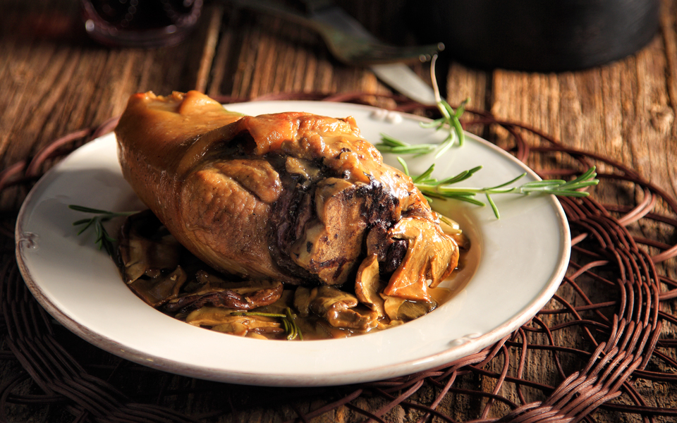 κότσι-χοιρινό-με-μανιτάρια-πορτσίνι-2152732