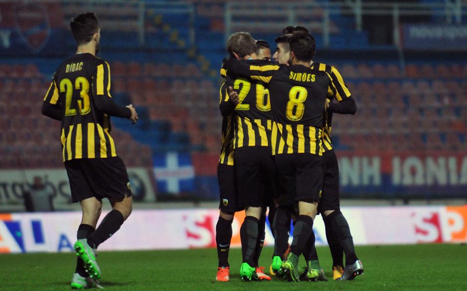 ανασυγκρότηση-στην-αεκ-με-φόντο-το-καρ-2152857