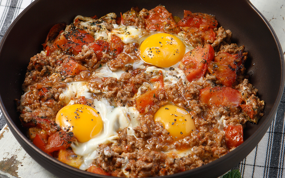 αυγά-μάτια-σε-σάλτσα-μπολονέζ-2151846