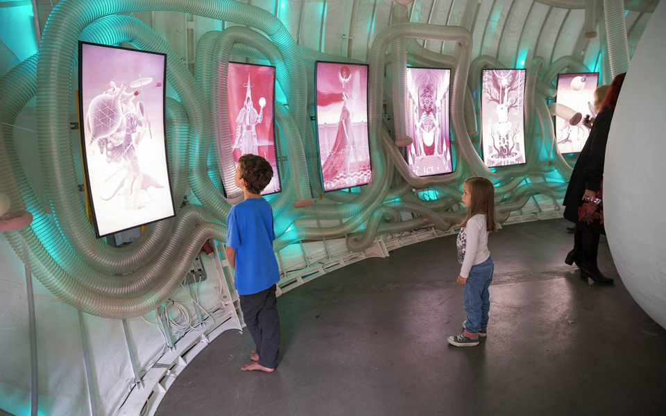 μια-ψηφιακή-εγκατάσταση-ζητάει-τροφή-2148950