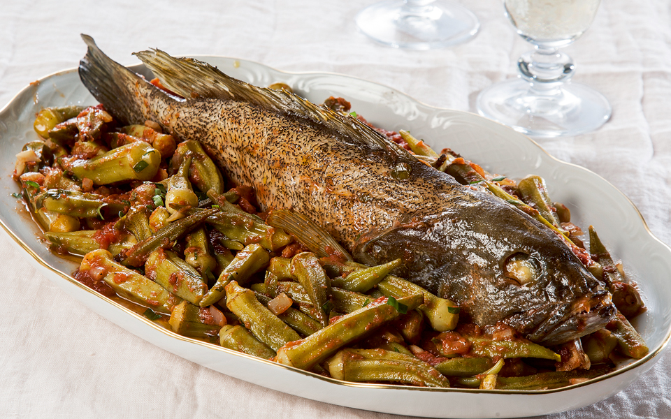 ολόκληρη-σφυρίδα-με-μπάμιες-και-μυρωδ-2149741