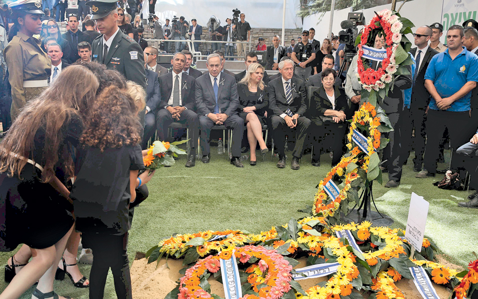χειραψία-αμπάς-νετανιάχου-στην-κηδεί-2153437