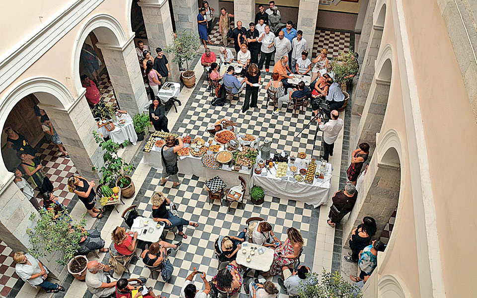 η-αμοργός-και-η-σύρος-σερβίρουν-ελλην-2153718