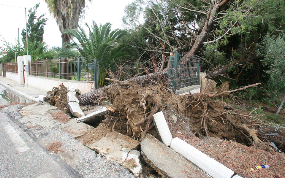 οι-ανεμοστρόβιλοι-δοκιμάζουν-την-ηλε-2157031