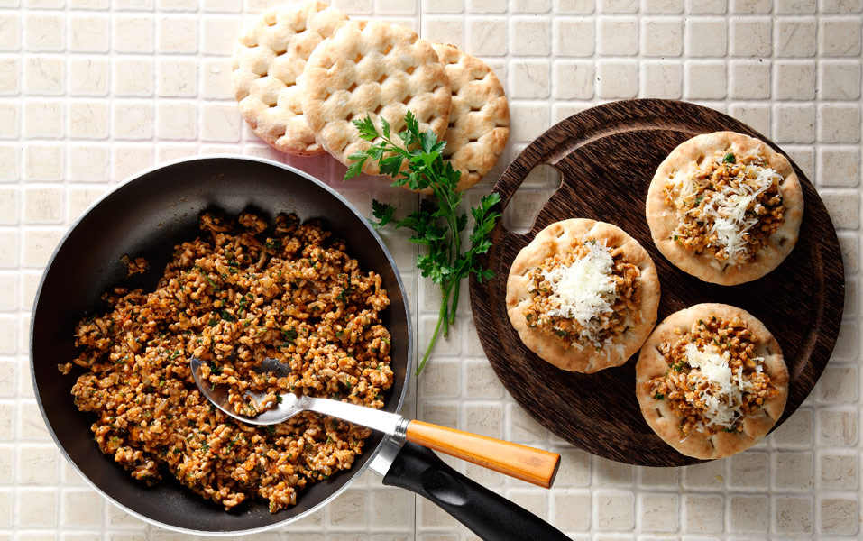 σάλτσα-μπολονέζ-σε-πίτες-για-σουβλάκι-2158178