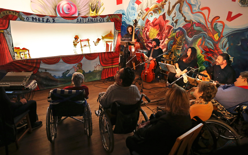 οπερα-σκιών-φωτίζει-το-ασυλο-ανιάτω-2157367