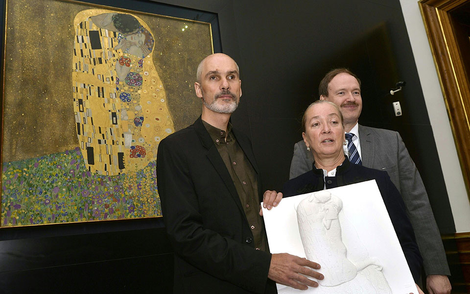 σε-ανάγλυφο-το-φιλί-του-κλιμτ-για-τα-ά-2155369