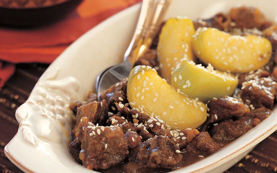 μοσχάρι-ταζίν-με-μήλα-και-σταφίδες-2155780