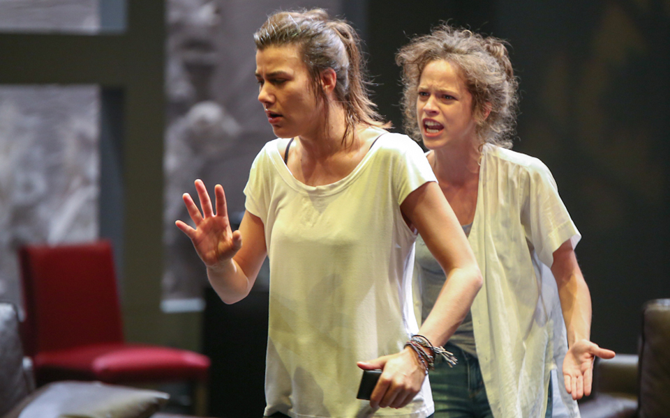 στα-άκρα-του-έρωτα-της-γλώσσας-της-ύπα-2156716