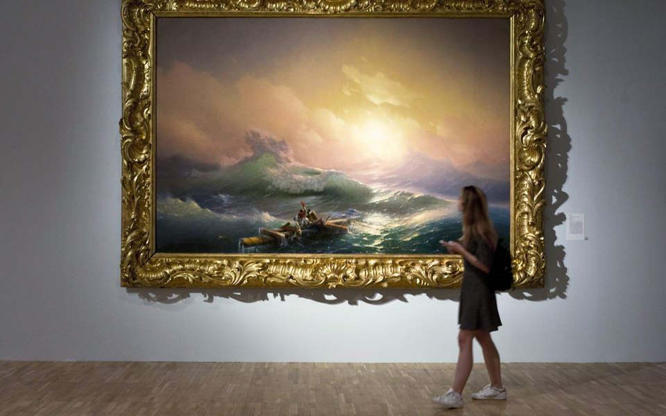 λες-και-το-κύμα-θα-σκάσει-εδώ-2159748