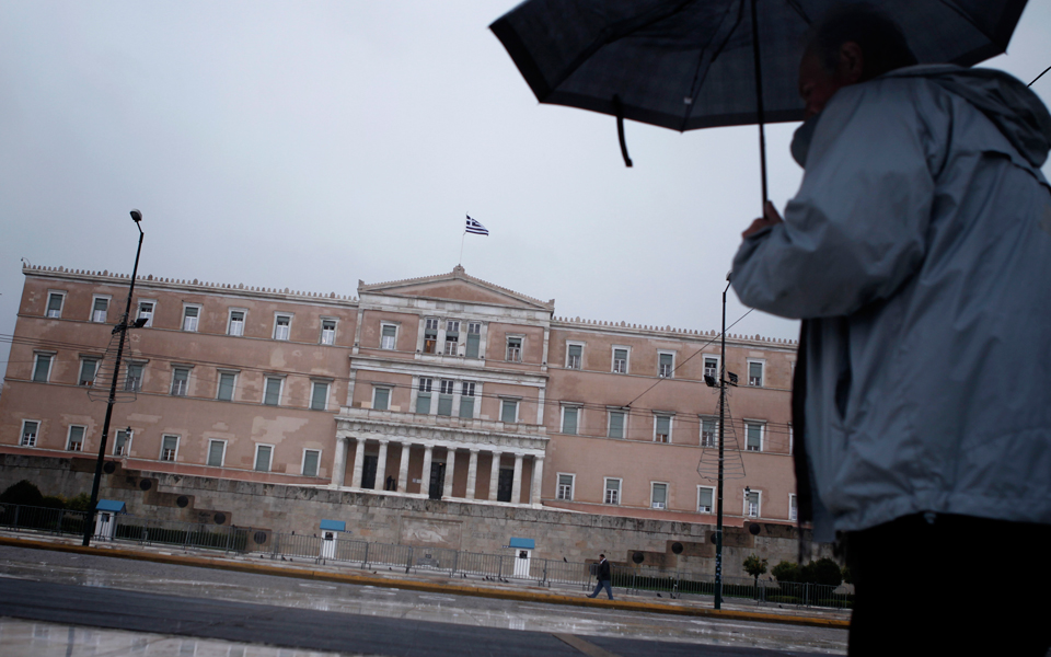 χειμωνιάτικο-σκηνικό-με-καταιγίδες-κ-2162780