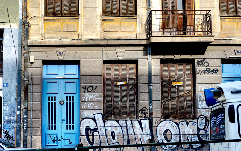 οι-γαλανές-πόρτες-της-οδού-σαπφούς-2158830