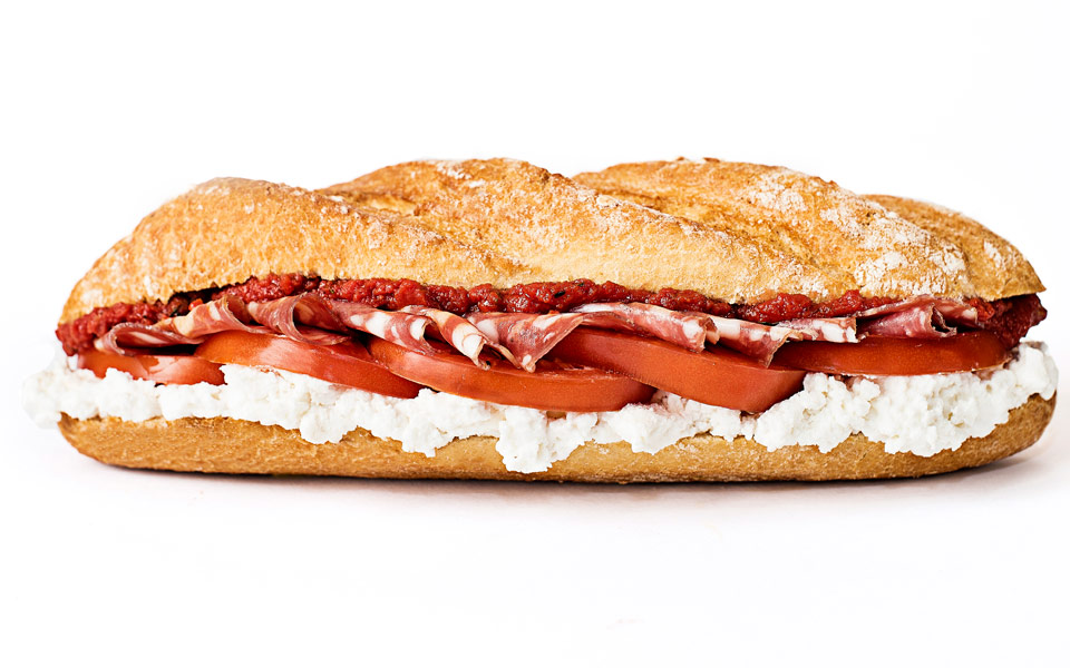 χωριάτικο-σάντουιτς-με-σαλάμι-λευκάδ-2159781