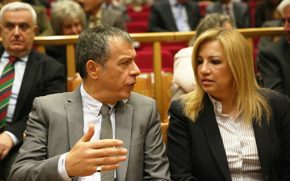 πυρά-κατά-τσίπρα-από-γεννηματά-και-θεο-2165740