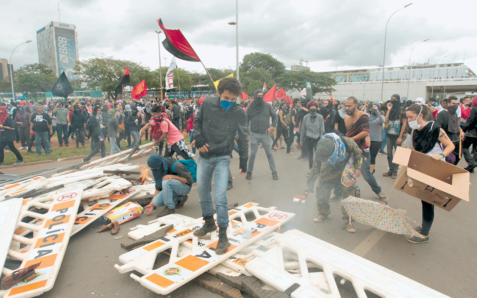 βίαιες-διαδηλώσεις-κατά-μέτρων-λιτότ-2165699