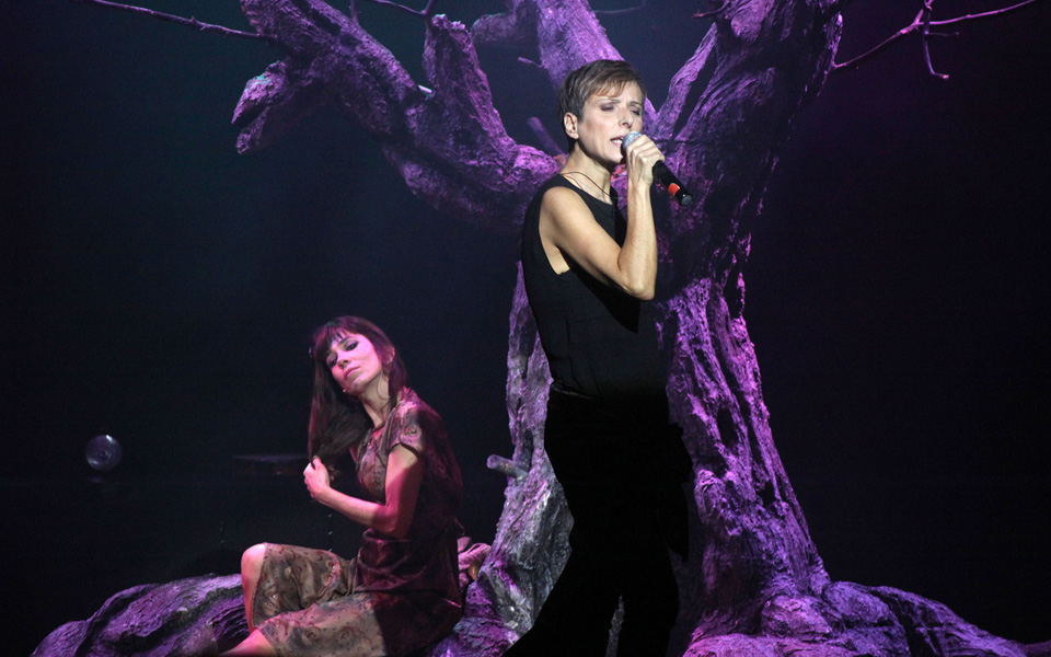 τρεις-γυναίκες-κάνουν-τον-θεατή-να-ανα-2166070