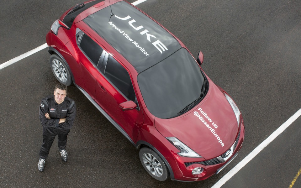 to-nissan-juke-πηγαίνει-γρήγορα-ανάποδα-και-στα-2164945