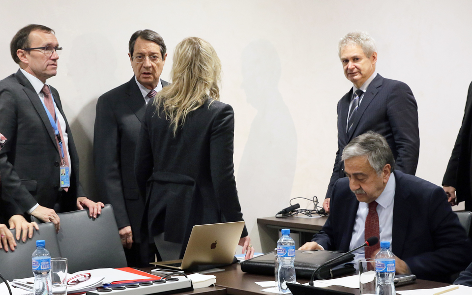 κυπριακό-πολυμερής-με-πολλά-ανοικτά-μ-2169545