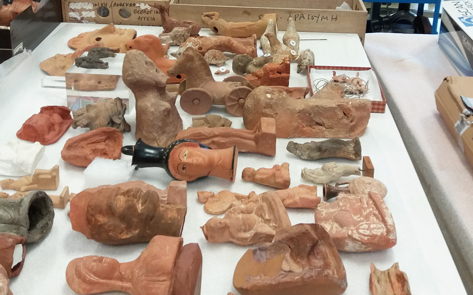 από-τον-μικρόκοσμο-των-ειδωλίων-στην-κ-2169828