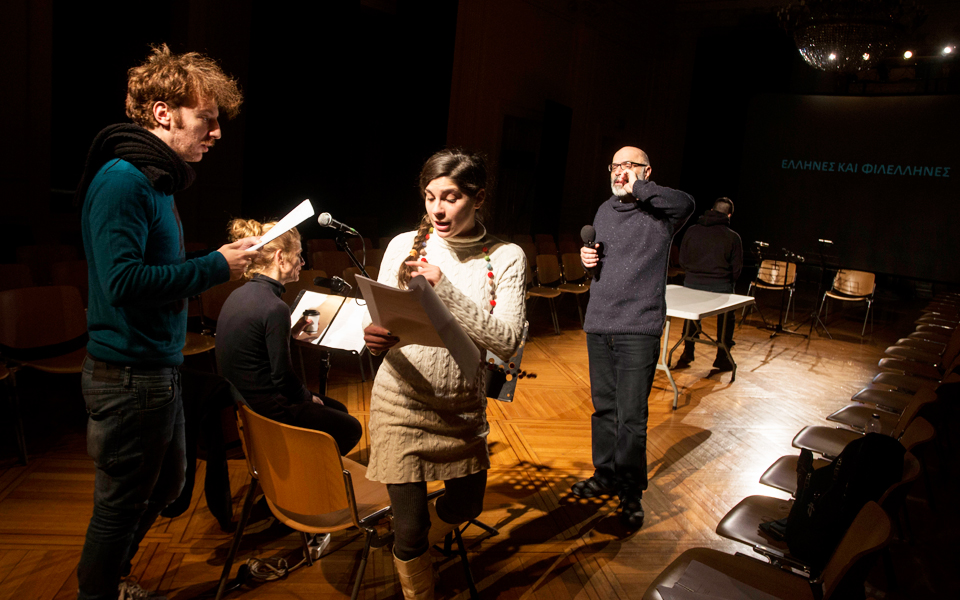 το-εθνικό-θέατρο-ρίχνει-τους-προβολεί-2169827