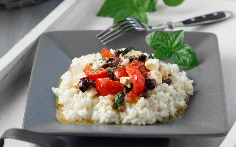 ελληνικό-ριζότο-με-ντομάτα-ελιές-και-φ-2172694