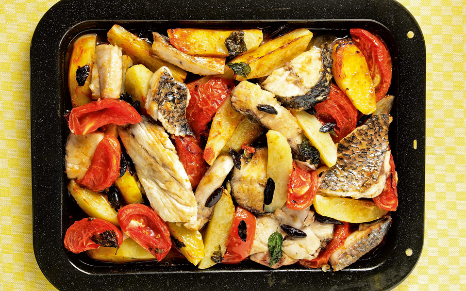 ψάρι-στο-φούρνο-με-πατάτες-ντομάτα-και-2171592