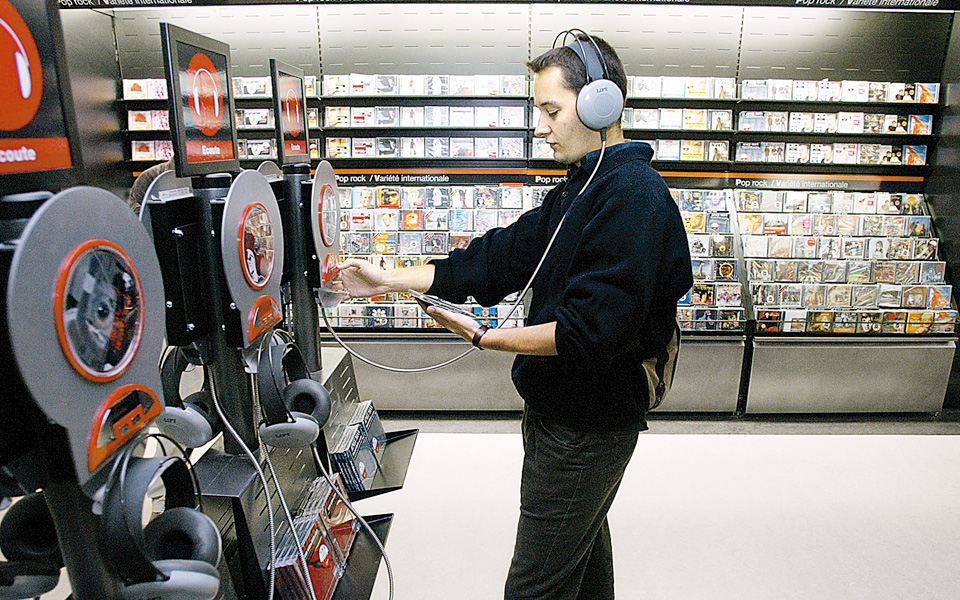 οπισθεν-ολοταχώς-για-τη-δισκογραφία-2168503