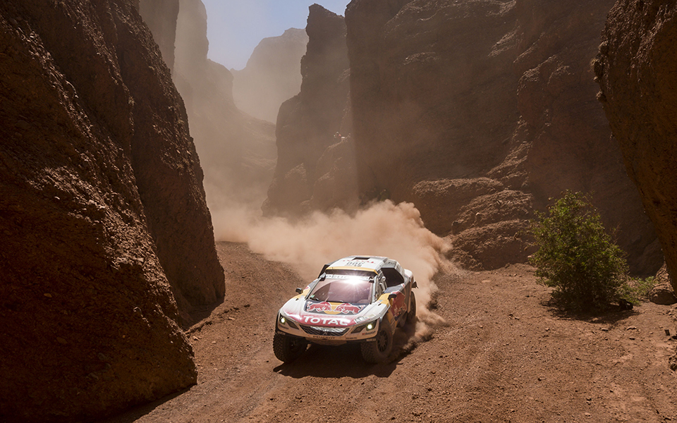 το-πρώτο-χατ-τρικ-για-τα-peugeot-3008-dkr-2168787