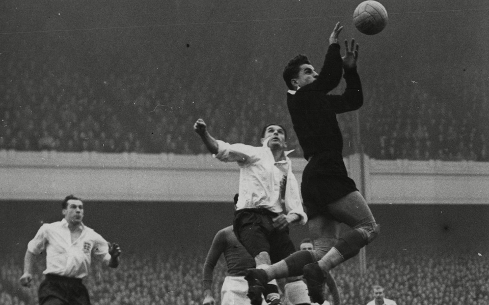 ο-χορευτής-μπαλέτου-με-τα-χέρια-από-ατσ-2169895