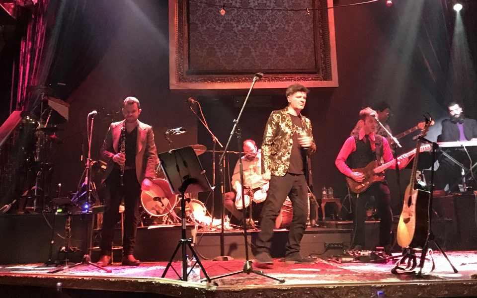 λαϊκός-ήχος-από-την-ομόνοια-με-λαμέ-σα-2174658