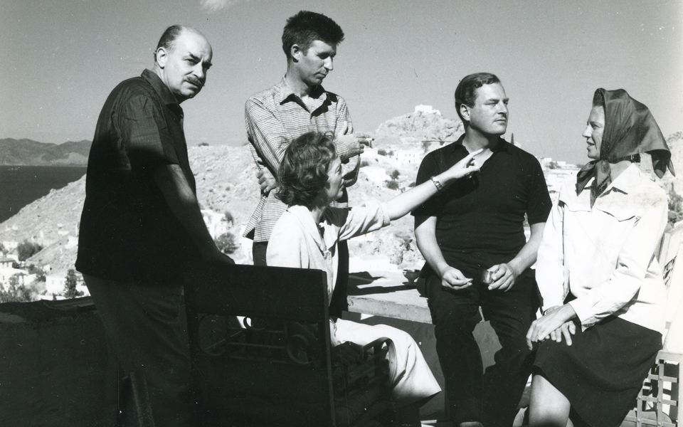 μια-σπάνια-φιλία-50-ετών-με-φόντο-τις-ομο-2176137