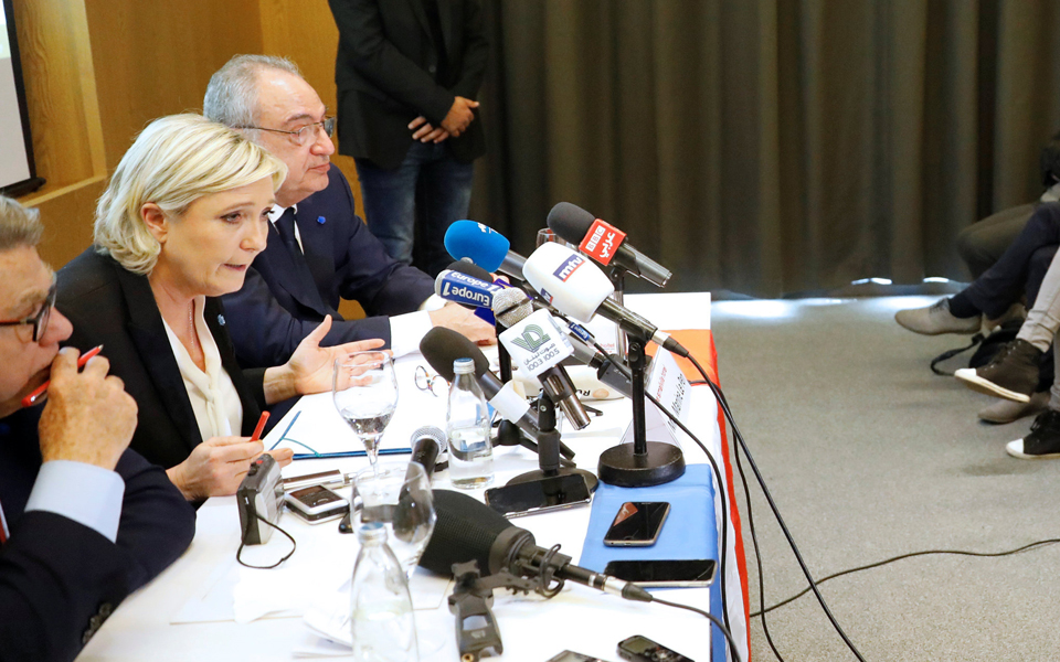 η-λεπέν-αρνήθηκε-τη-μαντίλα-2176609