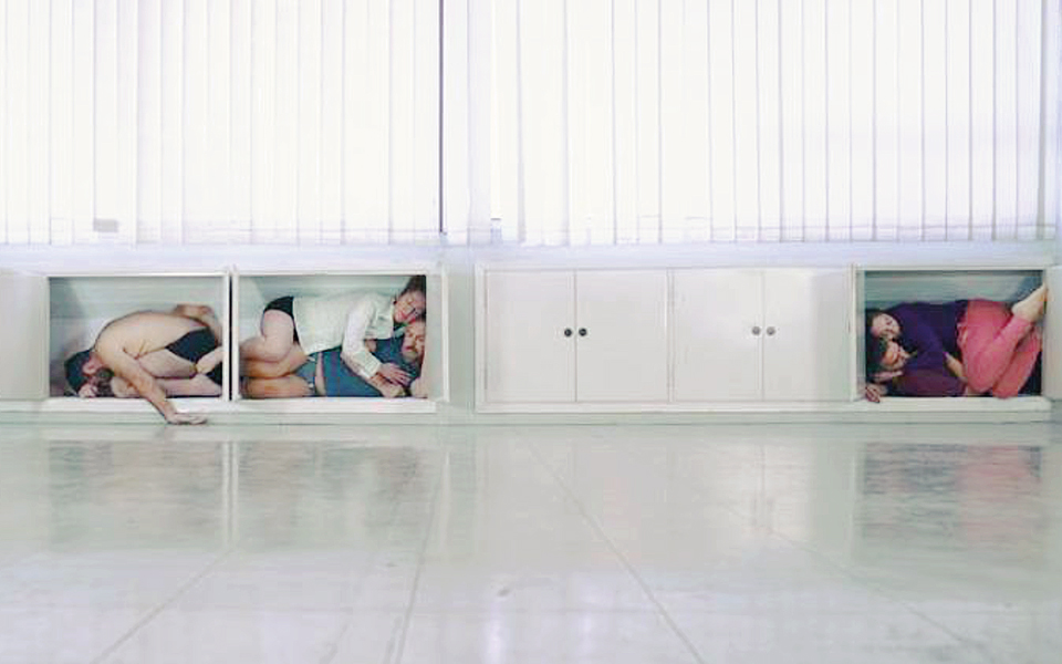 χορεύοντας-μέσα-σε-μια-εφορία-2177148