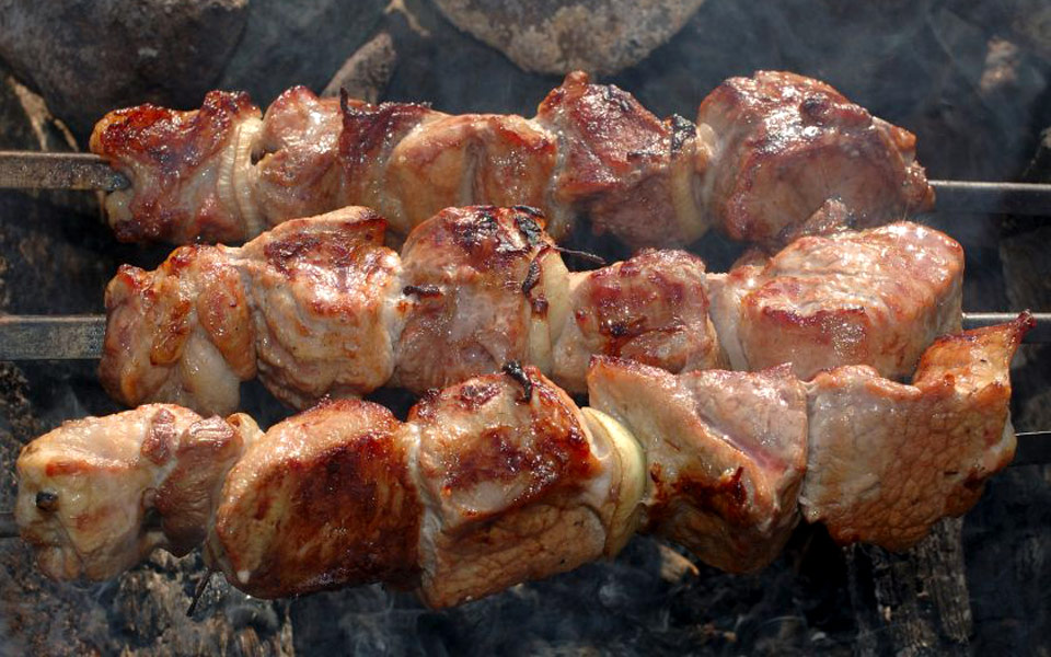 σε-τι-φωτιά-ψήνουμε-τα-σουβλάκια-2175303