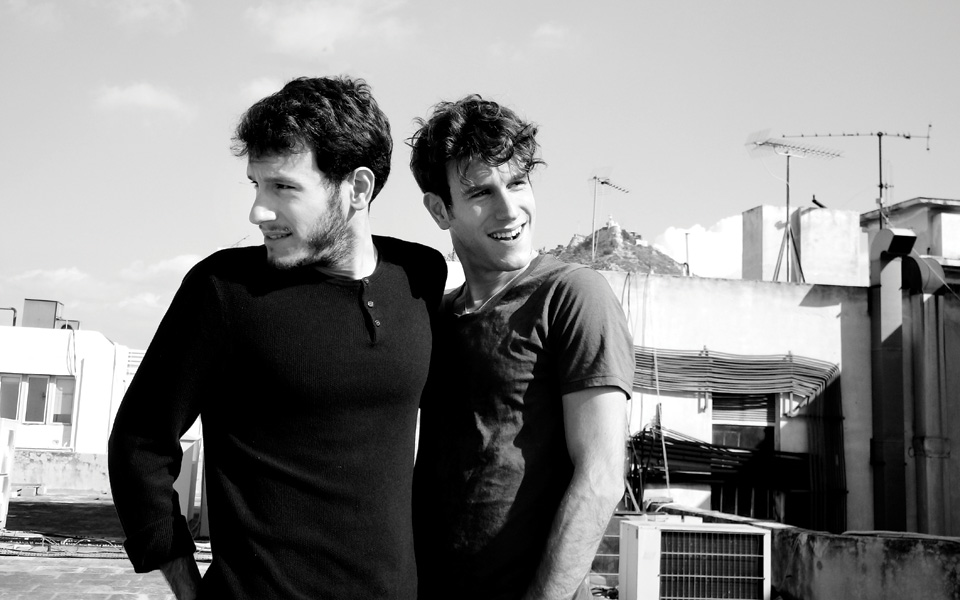 οι-δίδυμοι-που-τραγουδούν-τους-ποιητέ-2174696