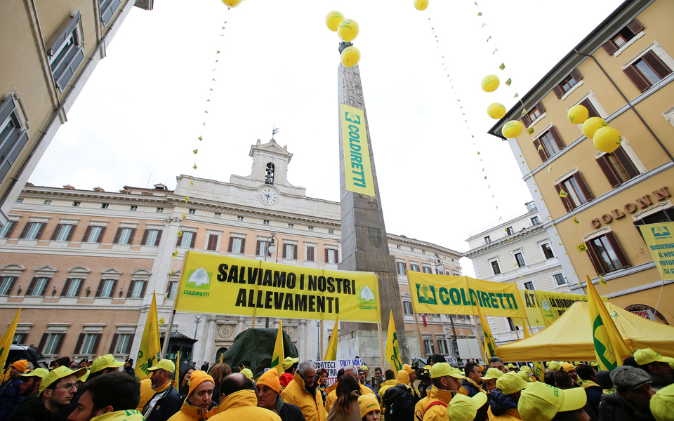 οργισμένοι-αγρότες-έκαναν-έφοδο-στ-2178832